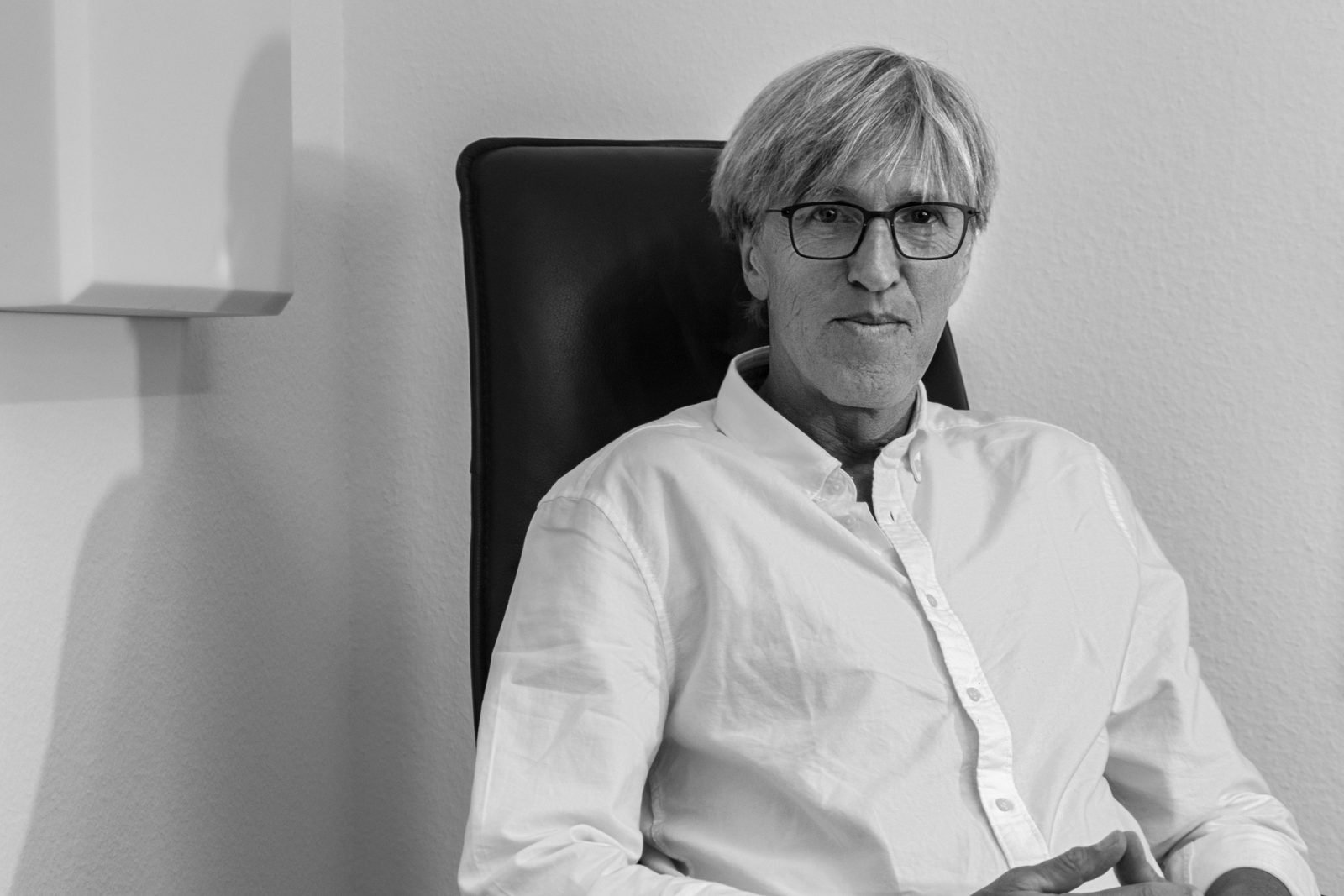 Dr. Jochen Lendle sitzt in seinem Behandlungsstuhl und blickt in die Kamera.